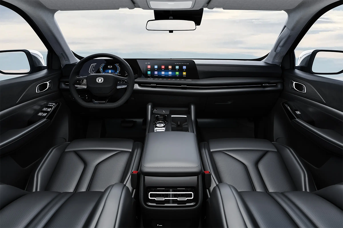 The Changan Lantazhe is a mid-size pickup truck. It has 4WD, up to 232 horses, and an 8-speed automatic gearbox.